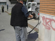 Caja más larga, con tijera y toldo sobre alzas de rejilla